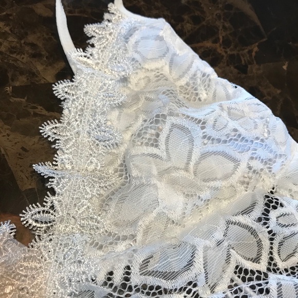 🎉2XHP🎉White Lace Crop Top Bralette! - Picture 5 of 5